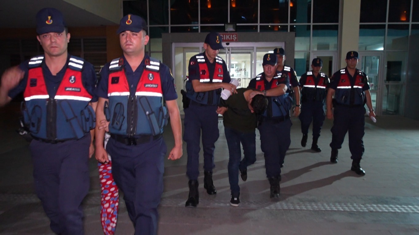 Babasını baltayla parçalara bölüp ormanda yaktıktan sonra dereye atan şahıs tutuklandı
