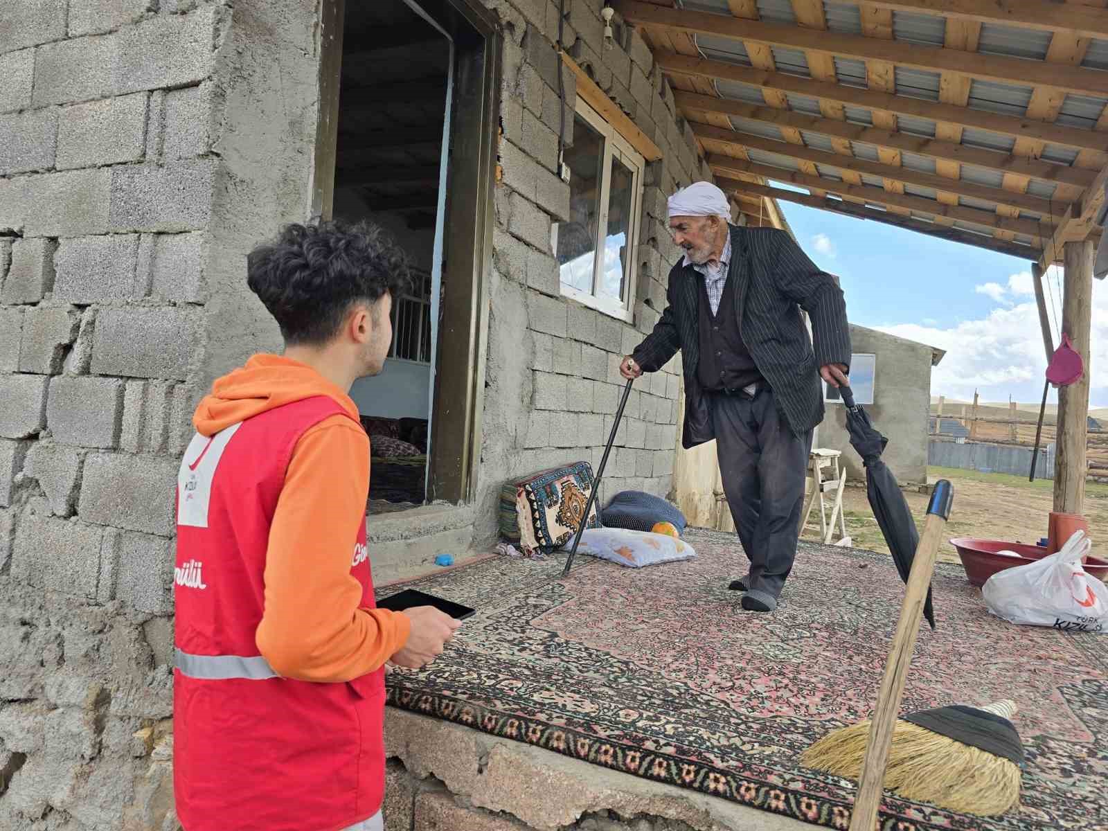 Kızılay gönüllüleri Diyadin’de ihtiyaç sahibi ailelerin umudu oluyor
