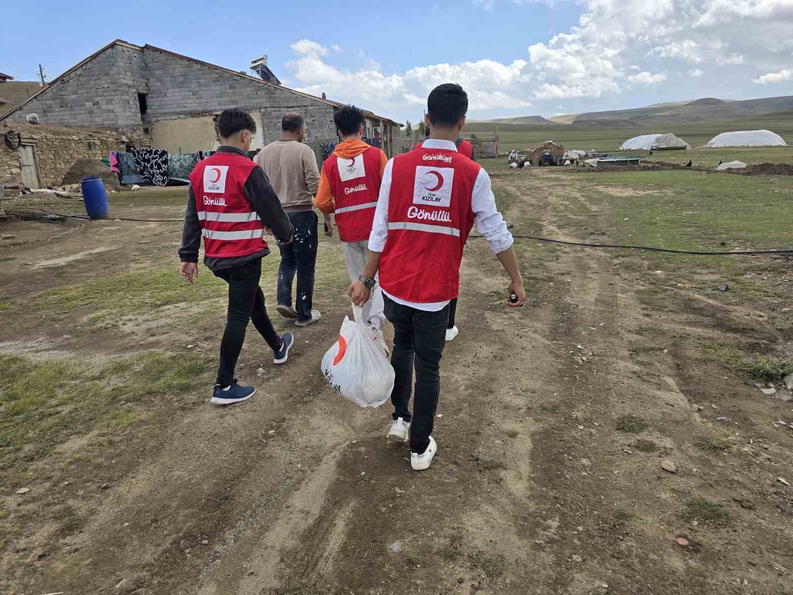 Kızılay gönüllüleri Diyadin’de ihtiyaç sahibi ailelerin umudu oluyor
