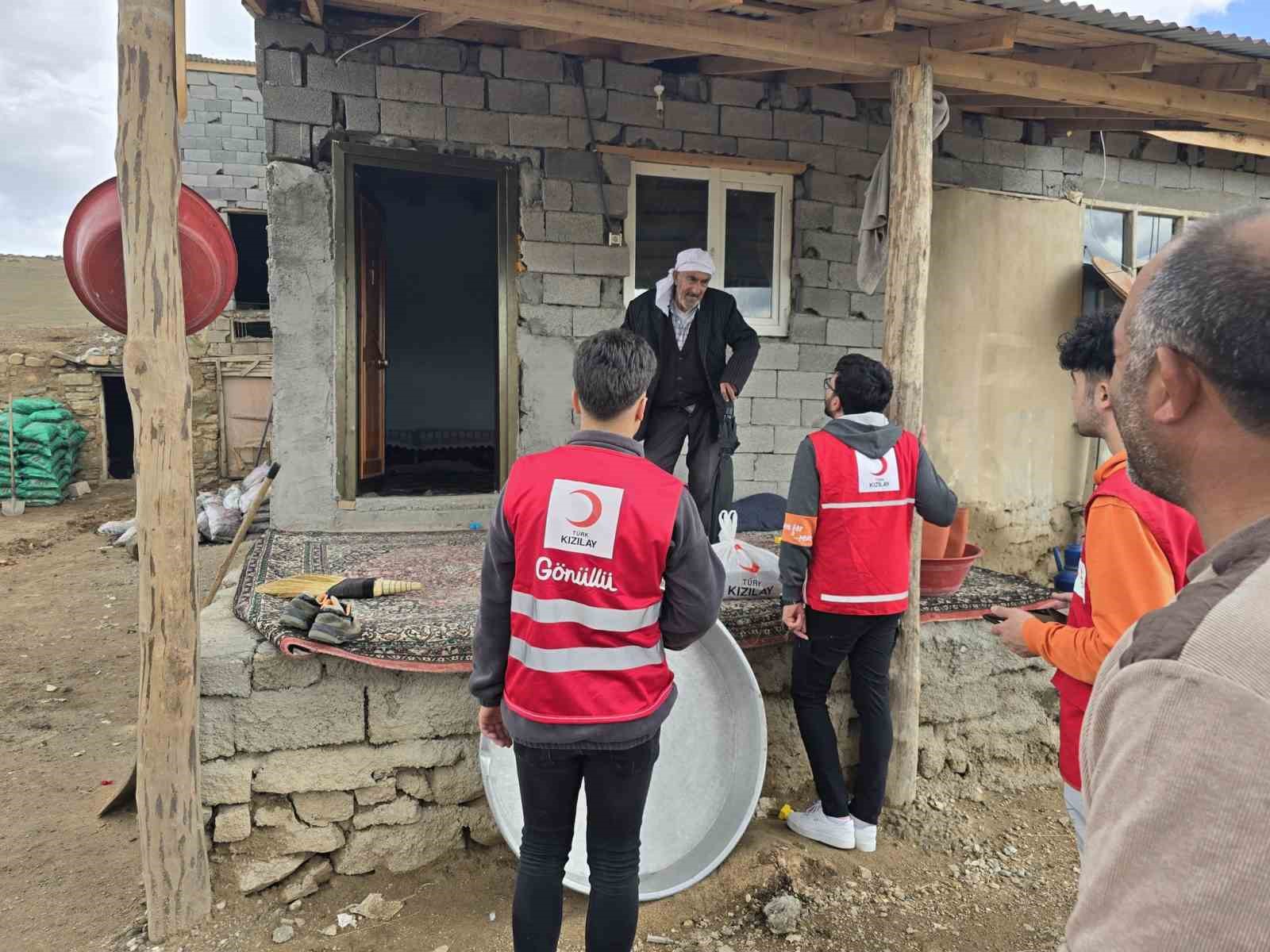 Kızılay gönüllüleri Diyadin’de ihtiyaç sahibi ailelerin umudu oluyor
