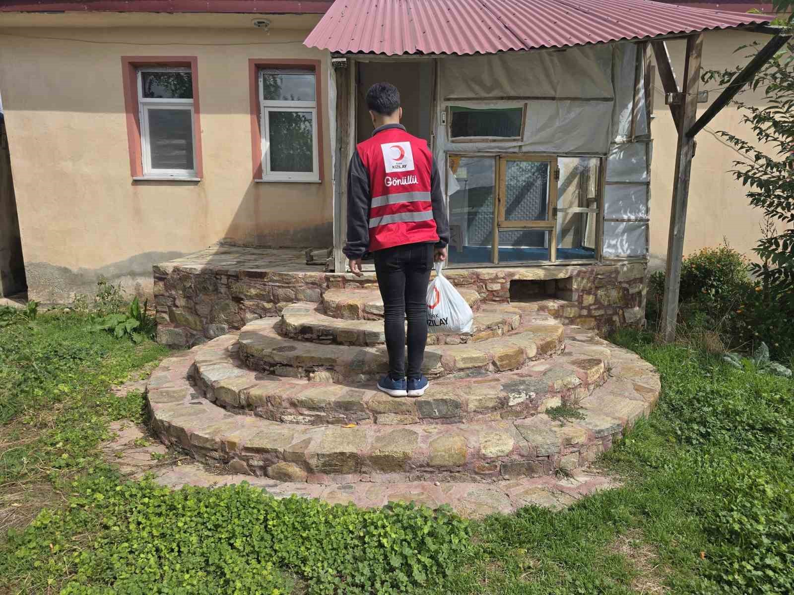 Kızılay gönüllüleri Diyadin’de ihtiyaç sahibi ailelerin umudu oluyor
