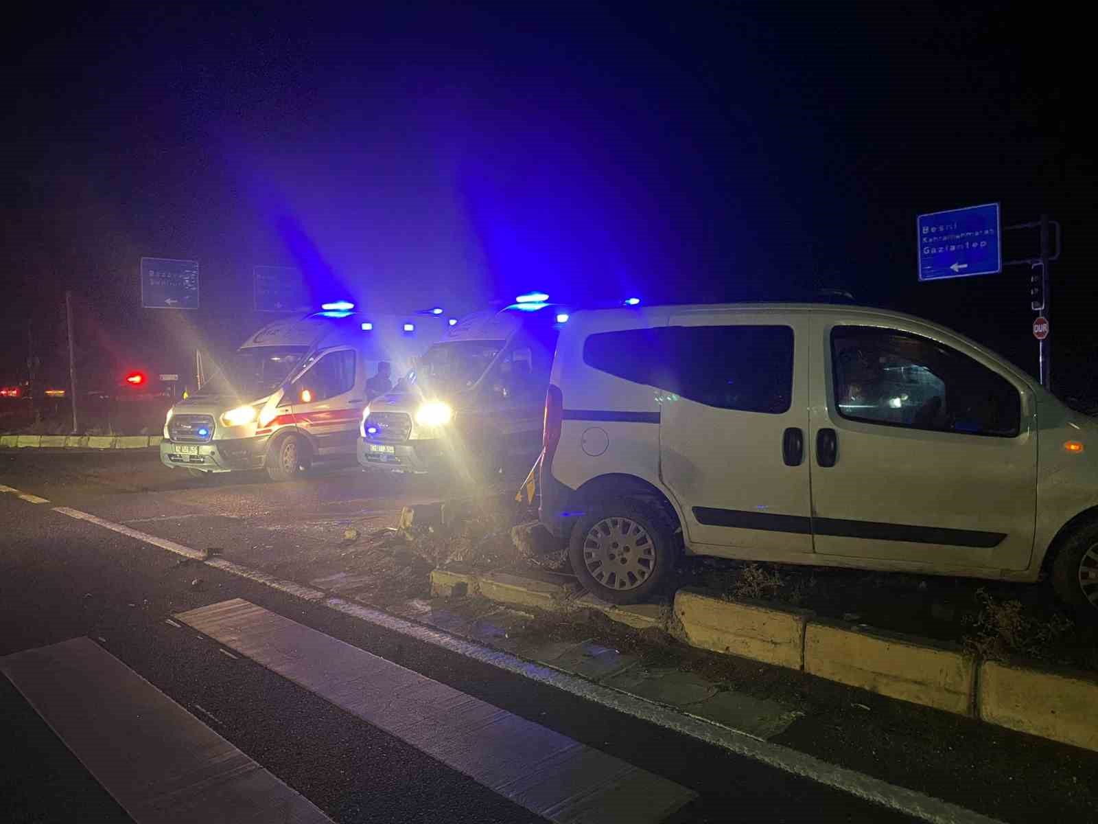 Adıyaman’da iki hafif ticari araç çarpıştı: 3 yaralı
