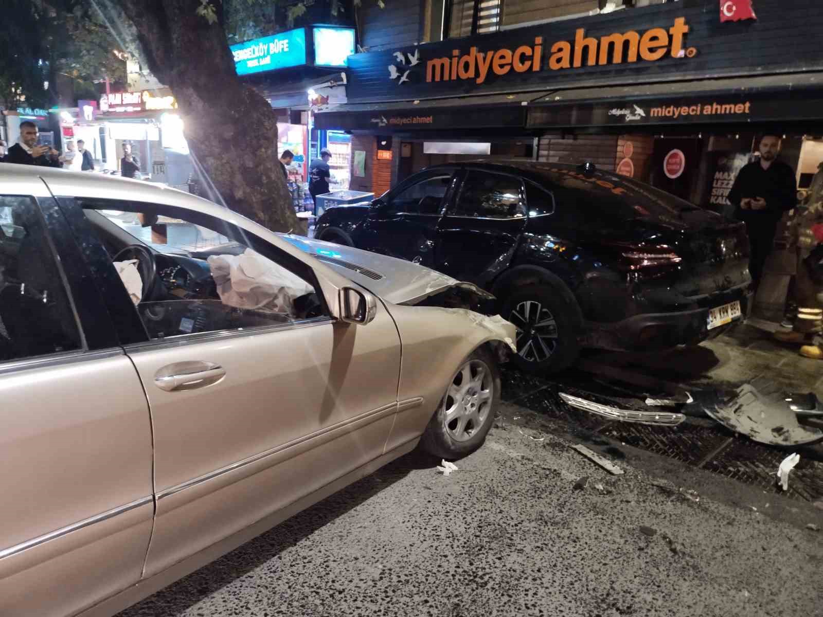 Üsküdar’da kontrolden çıkan araç park halindeki otomobile çarptı: 1’i ağır 4 yaralı
