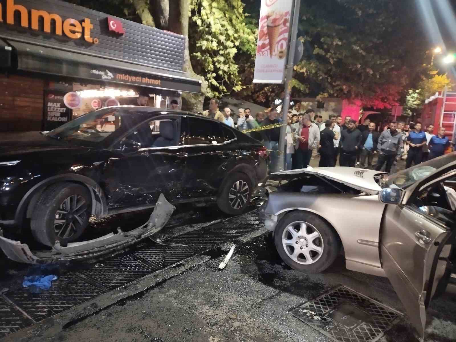 Üsküdar’da kontrolden çıkan araç park halindeki otomobile çarptı: 1’i ağır 4 yaralı
