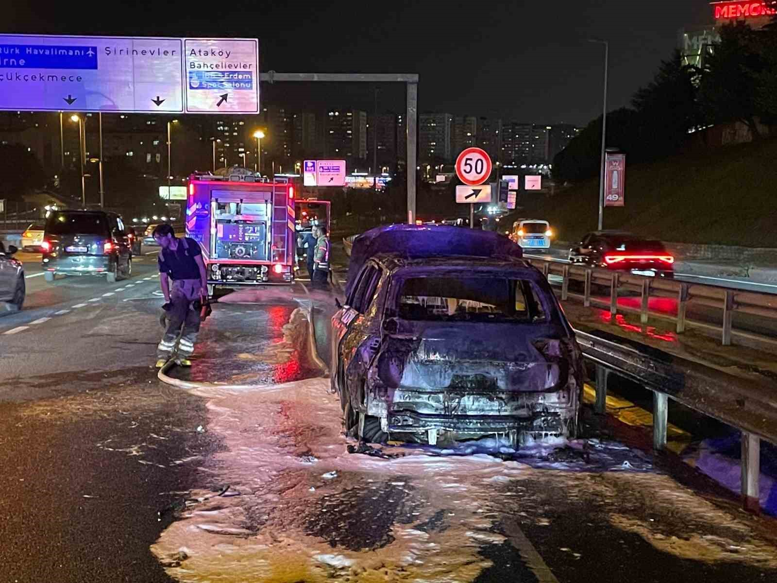 E5 karayolunda seyir halindeki araç alev alev yandı, o anlar kamerada
