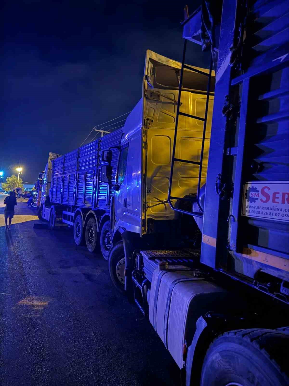 Burdur’da park halinde freni boşalan tır 5 araca çarptı: 1 yaralı
