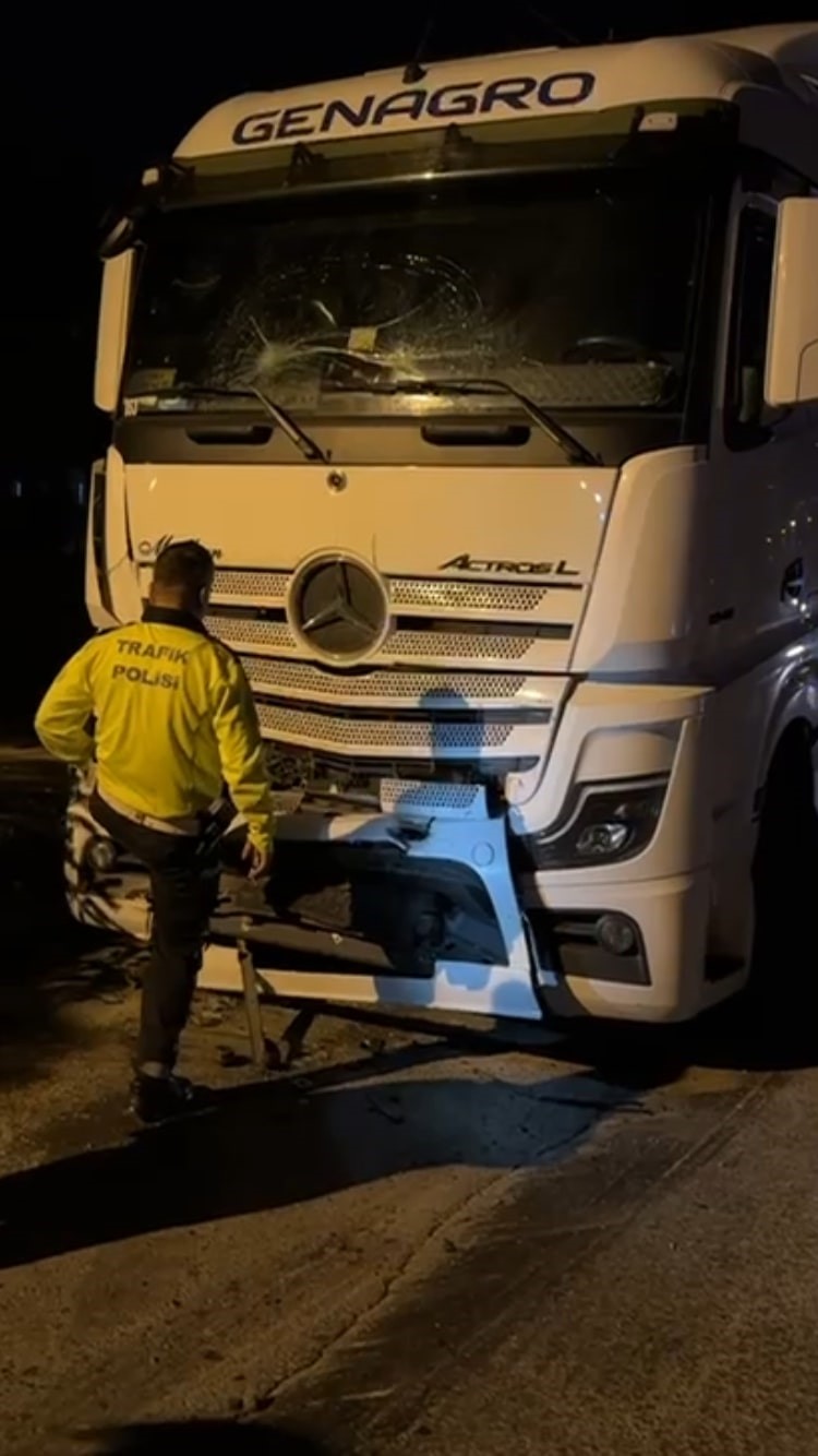 Burdur’da park halinde freni boşalan tır 5 araca çarptı: 1 yaralı
