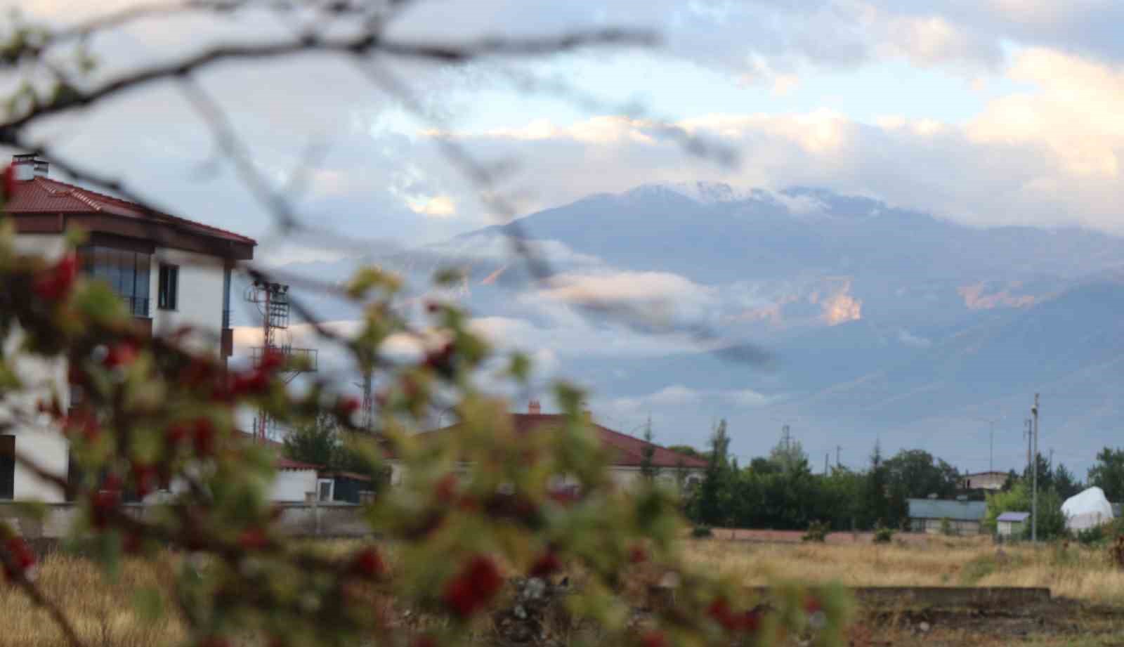 Erzincan’ın etrafını çeviren dağların yüksek kesimlerine mevsimin ilk karı düştü
