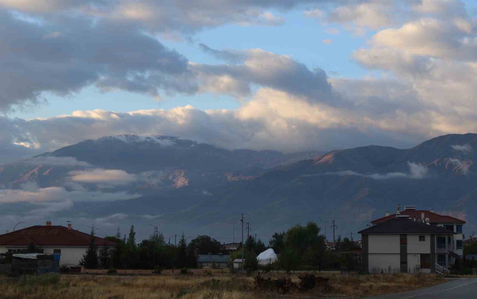 Erzincan’ın etrafını çeviren dağların yüksek kesimlerine mevsimin ilk karı düştü
