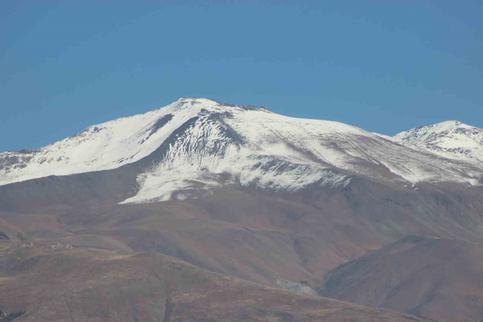 Erzincan’ın etrafını çeviren dağların yüksek kesimlerine mevsimin ilk karı düştü
