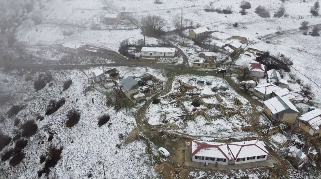 Erzincan’ın etrafını çeviren dağların yüksek kesimlerine mevsimin ilk karı düştü
