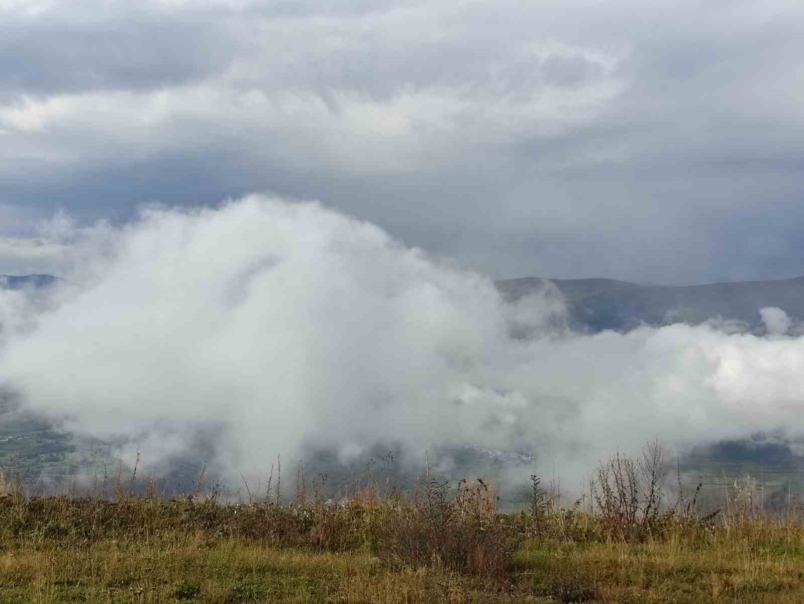 Posof ilçesini sis bulutu kapladı
