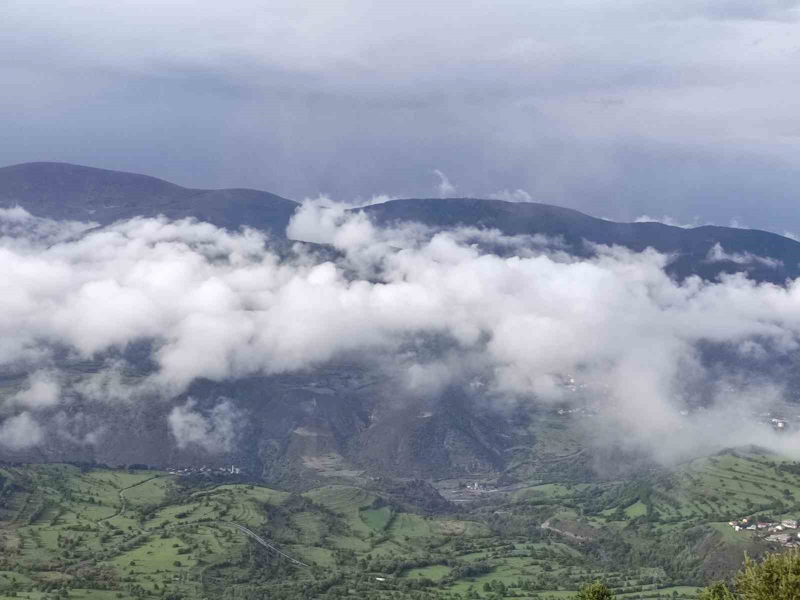 Posof ilçesini sis bulutu kapladı
