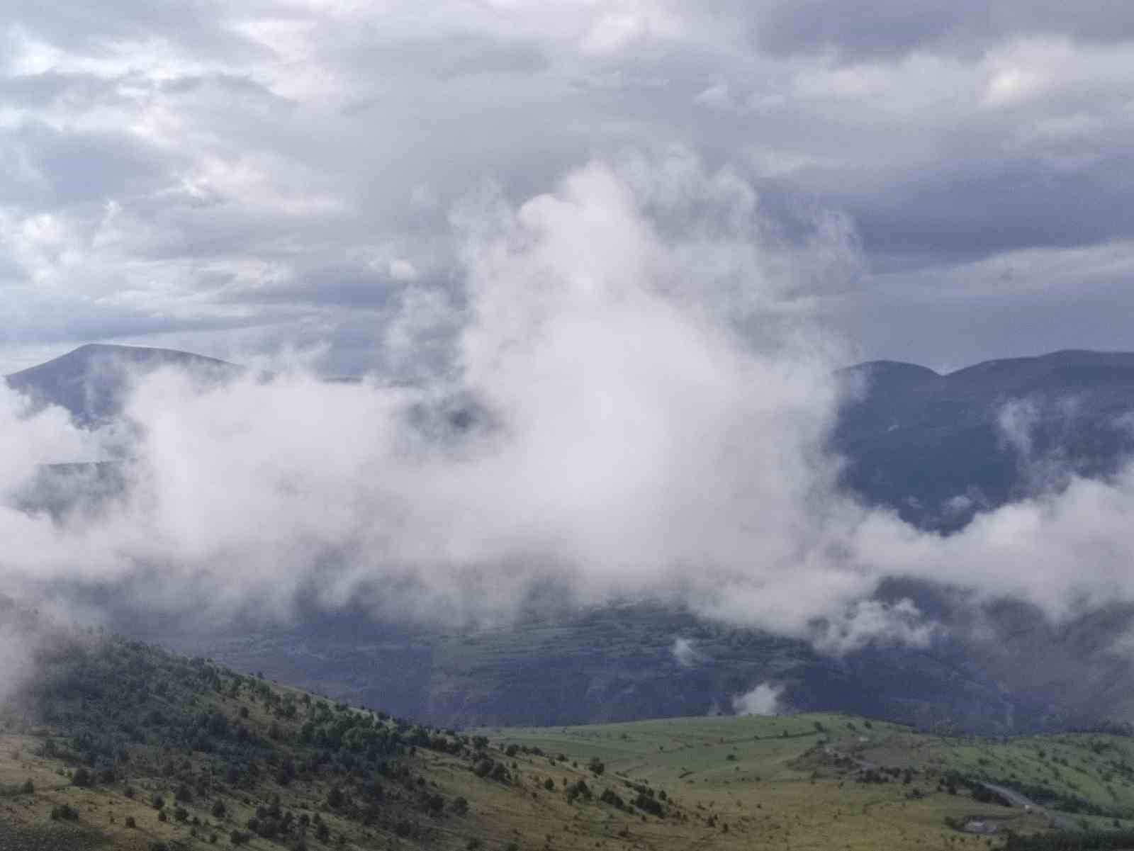 Posof ilçesini sis bulutu kapladı
