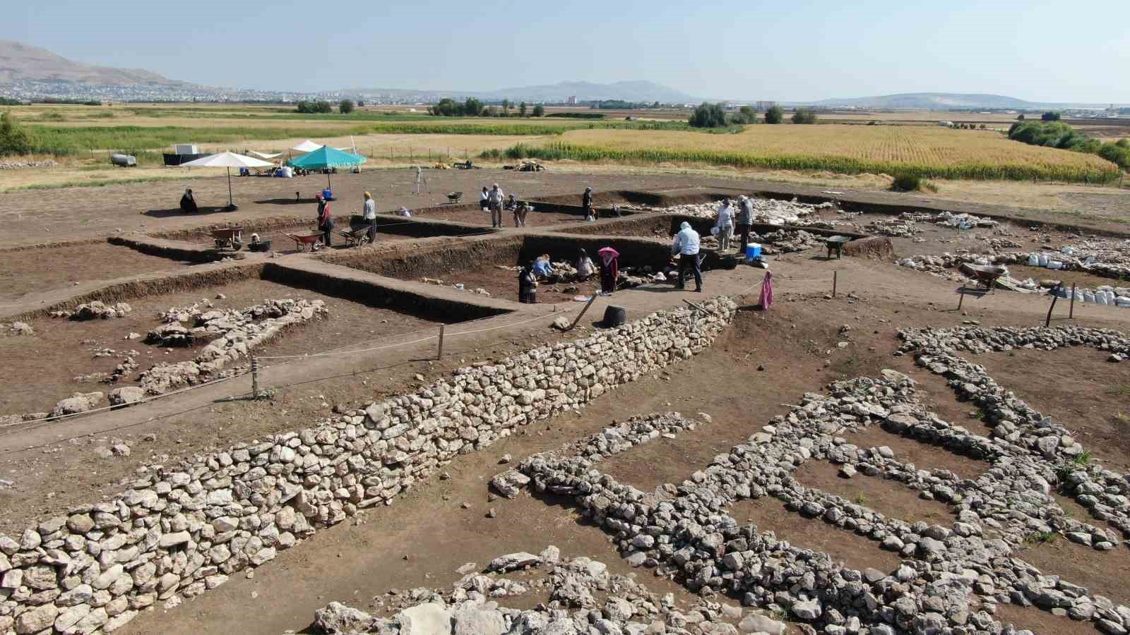 Çayönü Tepesi kazılarında 60 yıldır bilinmezliklerin ortaya çıkartılması için arkeolojik çalışmalar yeni dönemde de yürütülüyor
