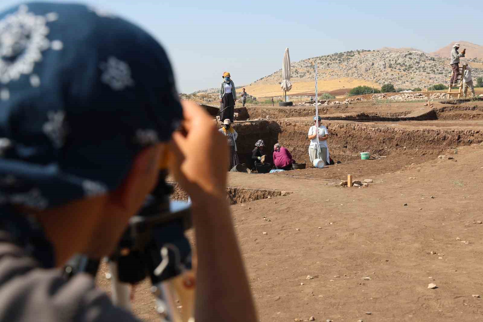 Çayönü Tepesi kazılarında 60 yıldır bilinmezliklerin ortaya çıkartılması için arkeolojik çalışmalar yeni dönemde de yürütülüyor
