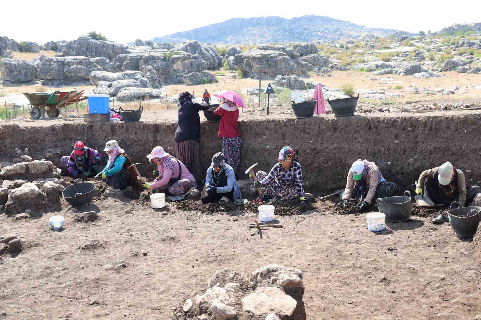 Çayönü Tepesi kazılarında 60 yıldır bilinmezliklerin ortaya çıkartılması için arkeolojik çalışmalar yeni dönemde de yürütülüyor
