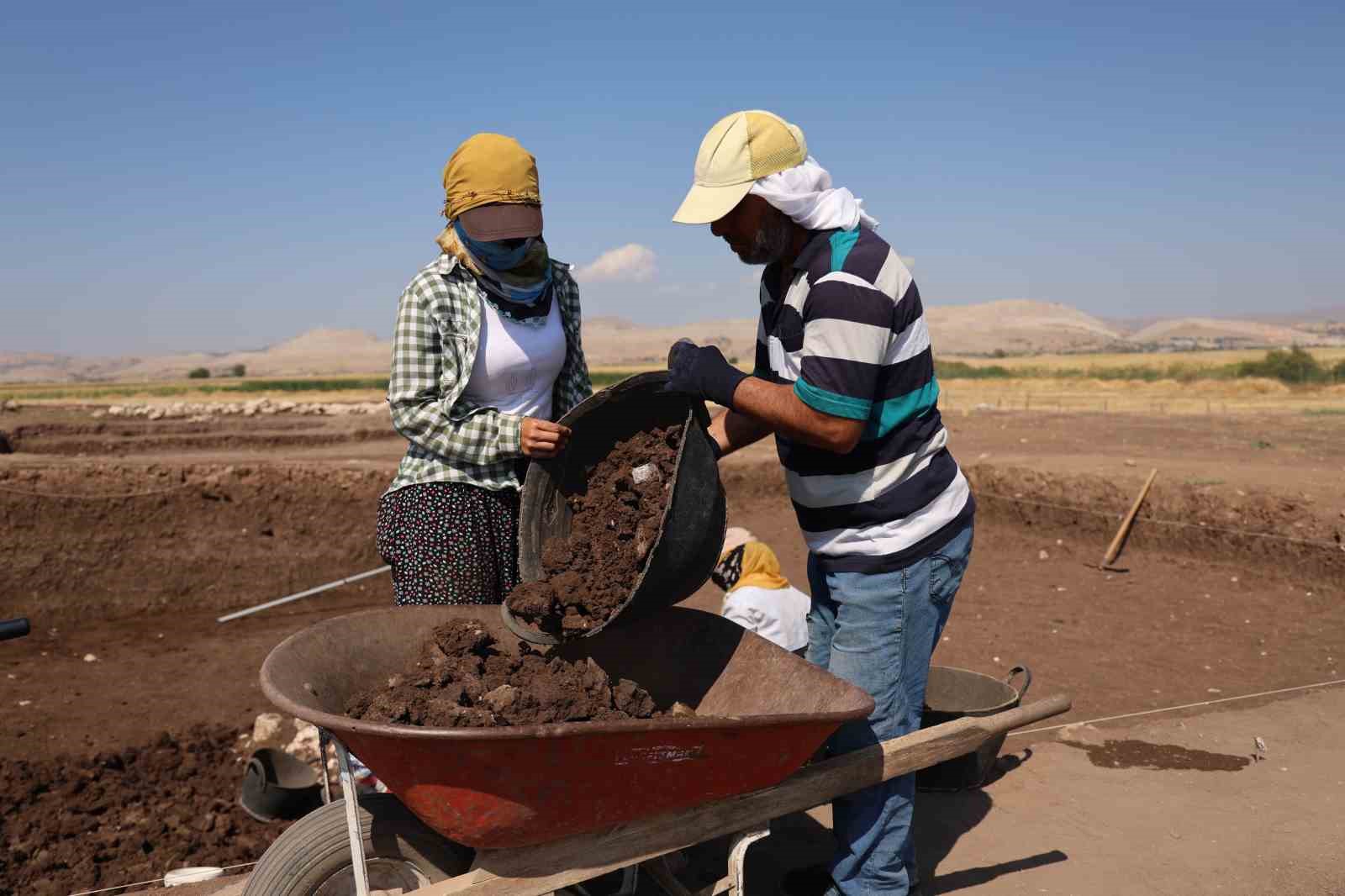 Çayönü Tepesi kazılarında 60 yıldır bilinmezliklerin ortaya çıkartılması için arkeolojik çalışmalar yeni dönemde de yürütülüyor
