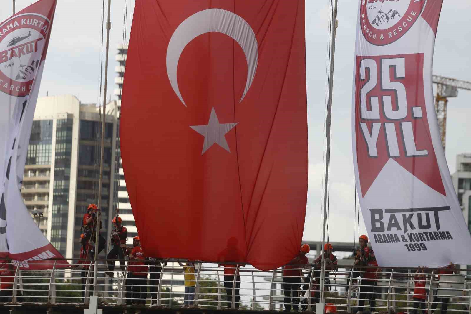 25.yıllarını köprüde bayrak açarak kutladılar
