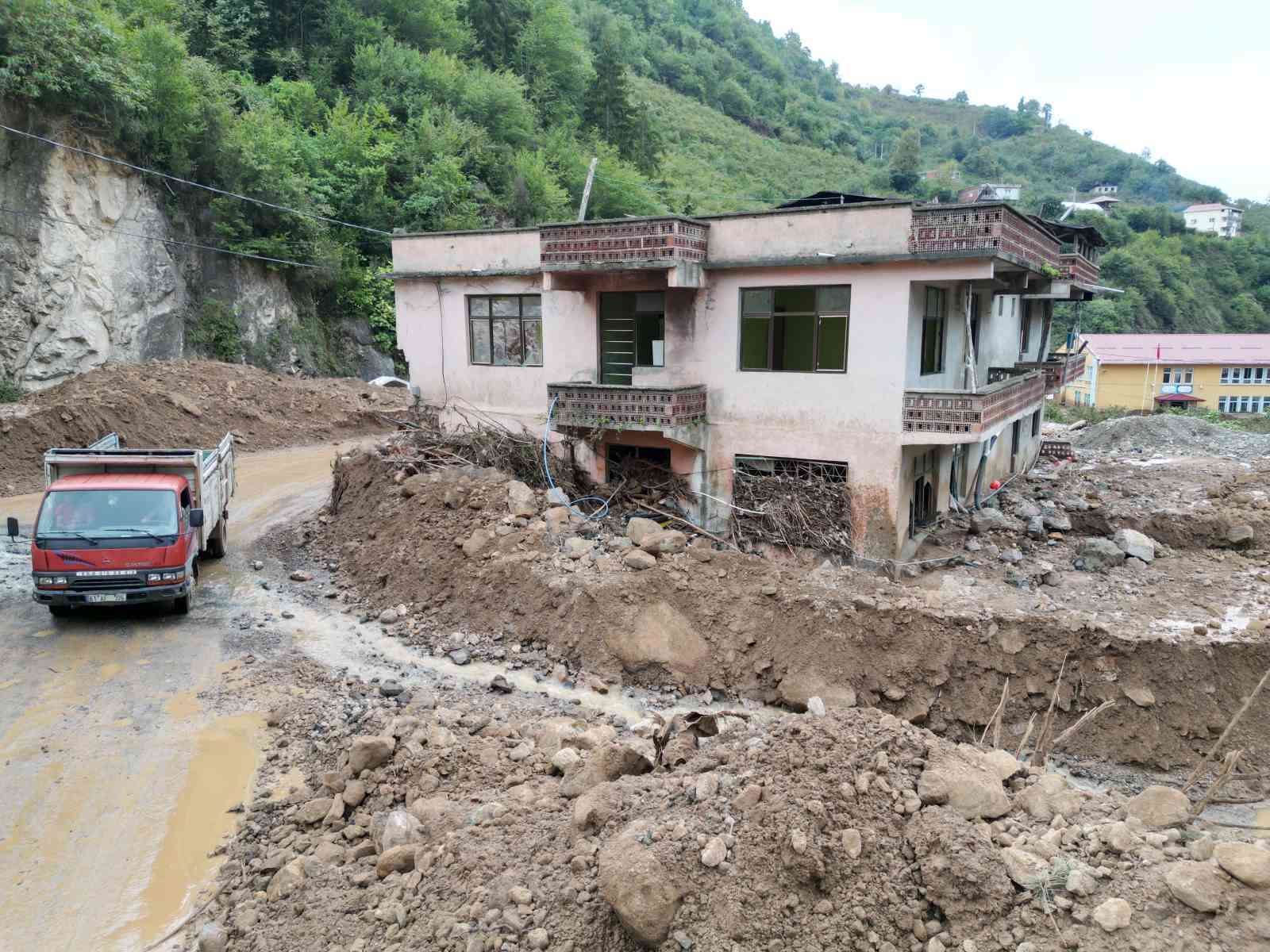 Sel ve heyelandan torunları ile birlikte mağaraya sığınarak kurtuldu
