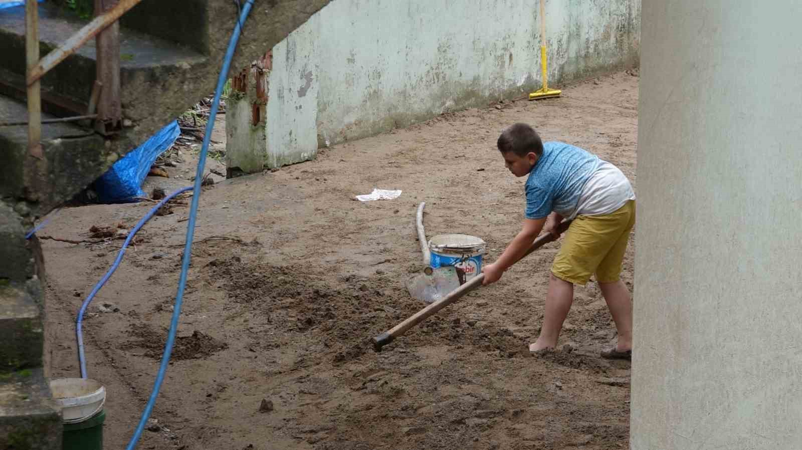 Sel ve heyelandan torunları ile birlikte mağaraya sığınarak kurtuldu
