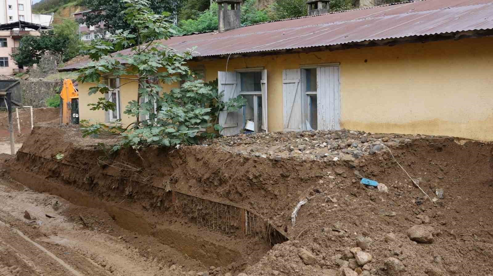 Sel ve heyelandan torunları ile birlikte mağaraya sığınarak kurtuldu
