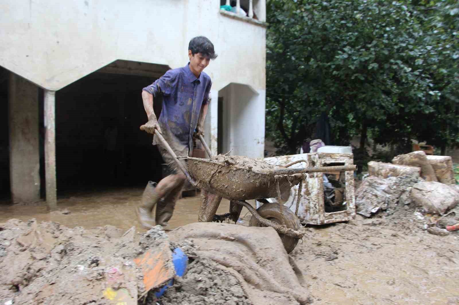 Sel ve heyelandan torunları ile birlikte mağaraya sığınarak kurtuldu
