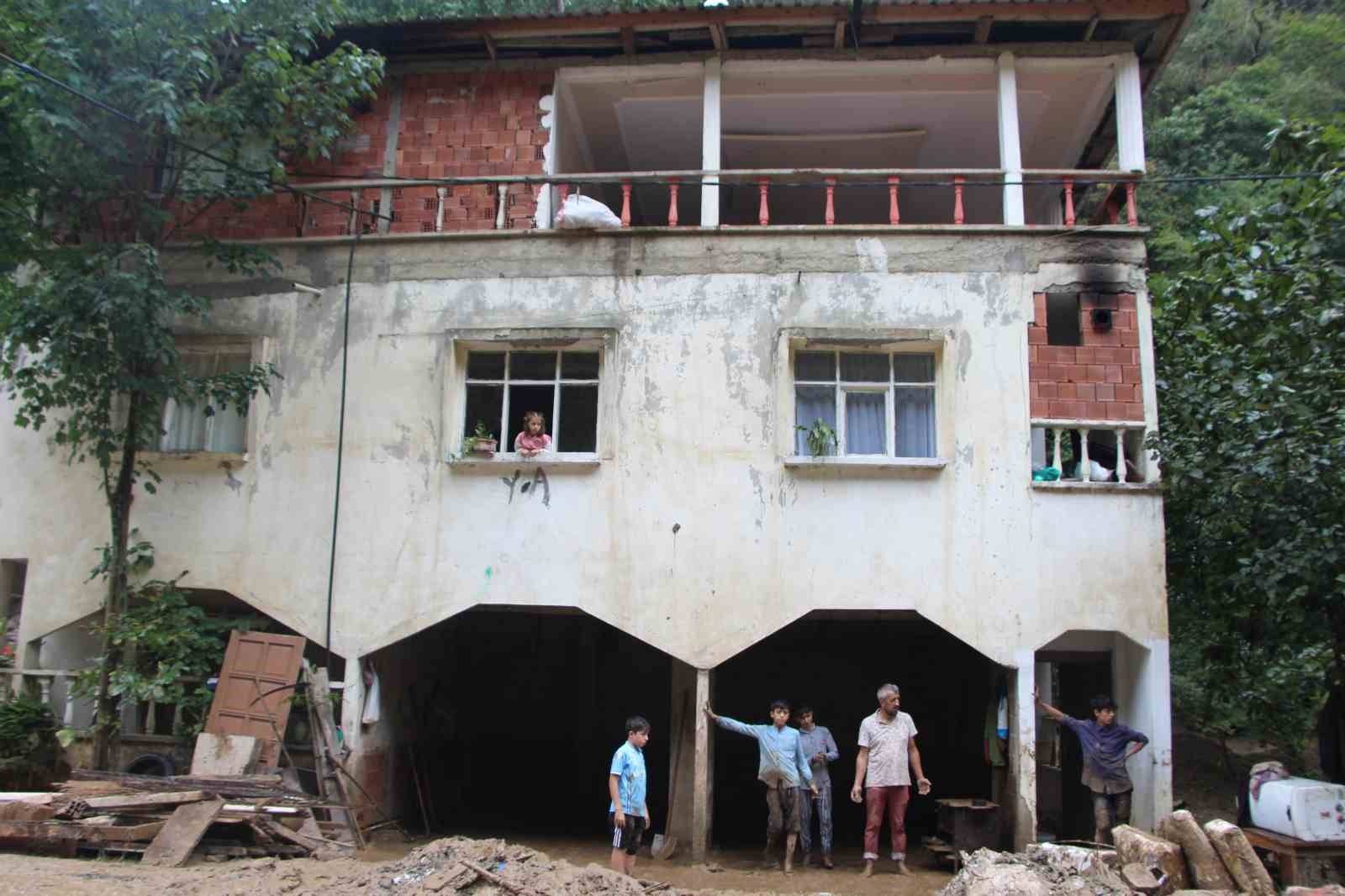 Sel ve heyelandan torunları ile birlikte mağaraya sığınarak kurtuldu
