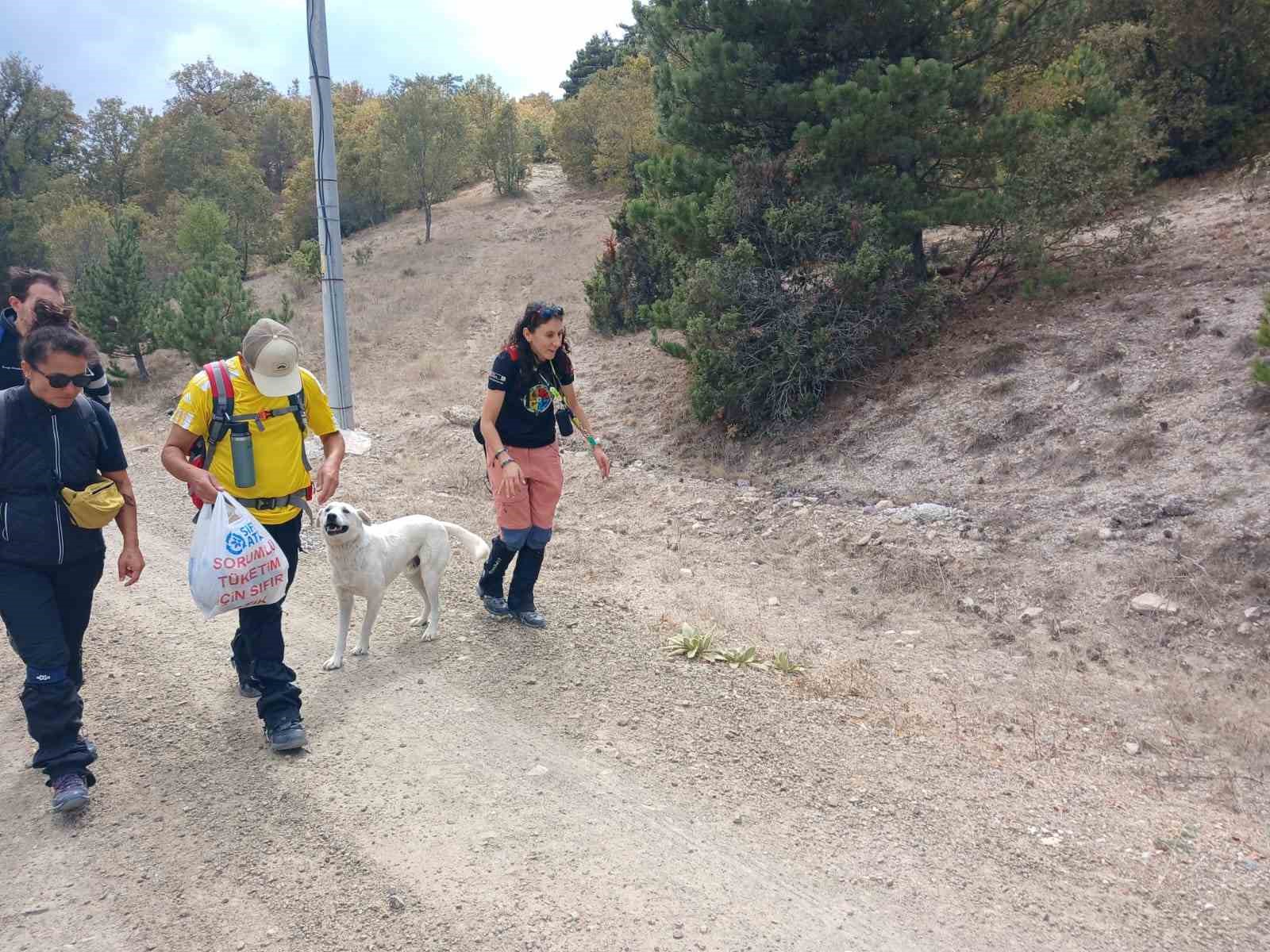 ESDAĞ üyeleri hem hayvanları besledi hem de çöp topladı
