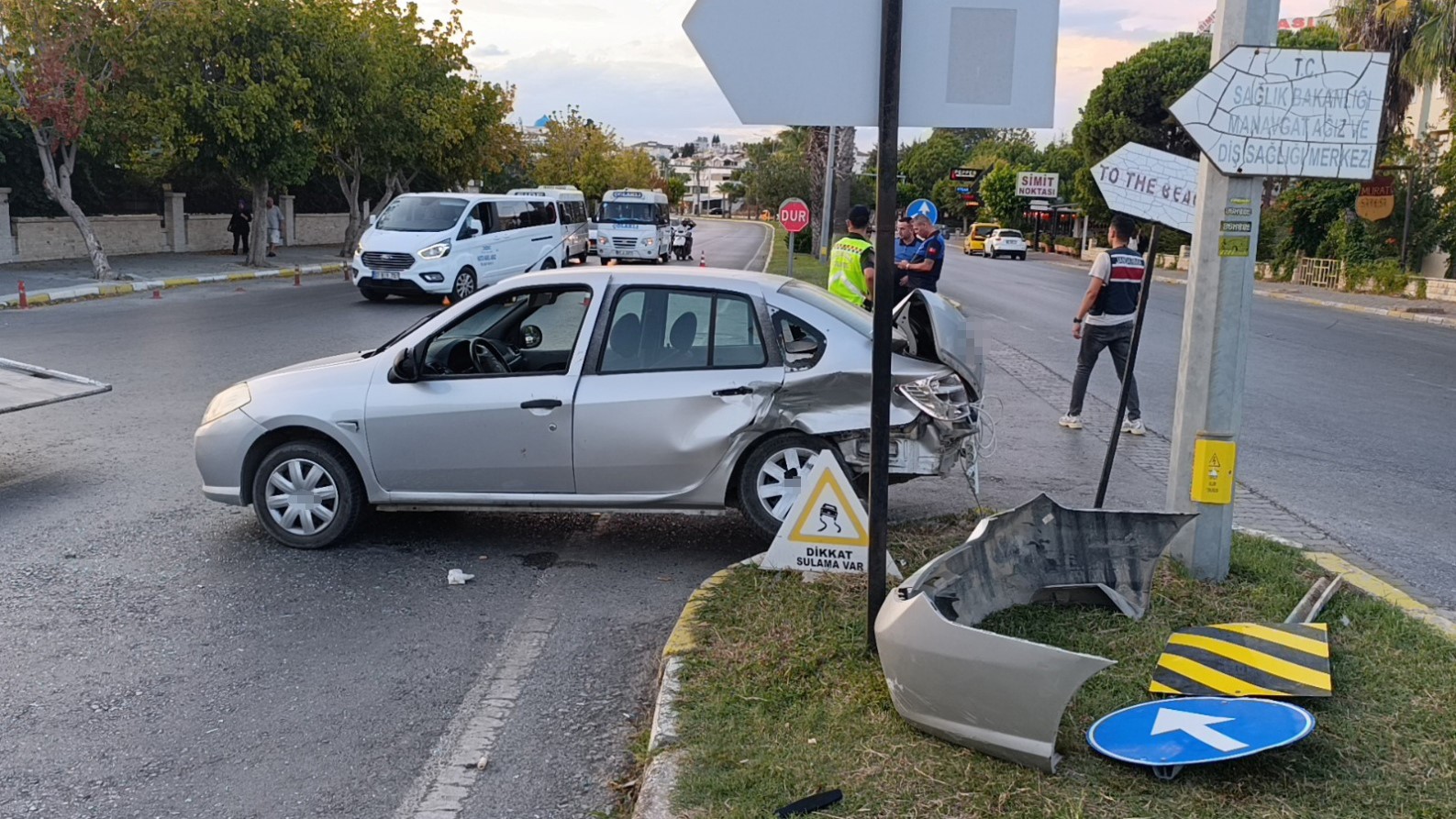 Antalya’da iki otomobil çarpıştı: 2 yaralı
