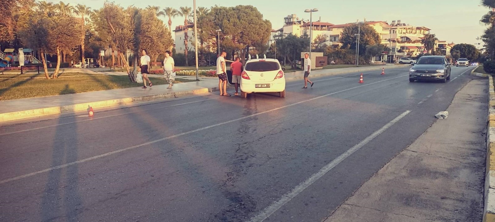 Antalya’da iki otomobil çarpıştı: 2 yaralı
