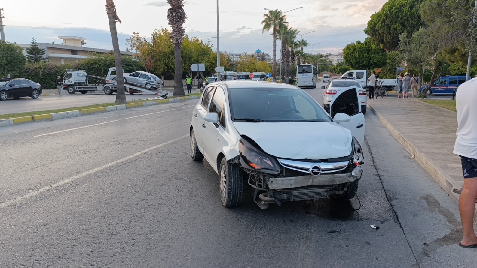 Antalya’da iki otomobil çarpıştı: 2 yaralı
