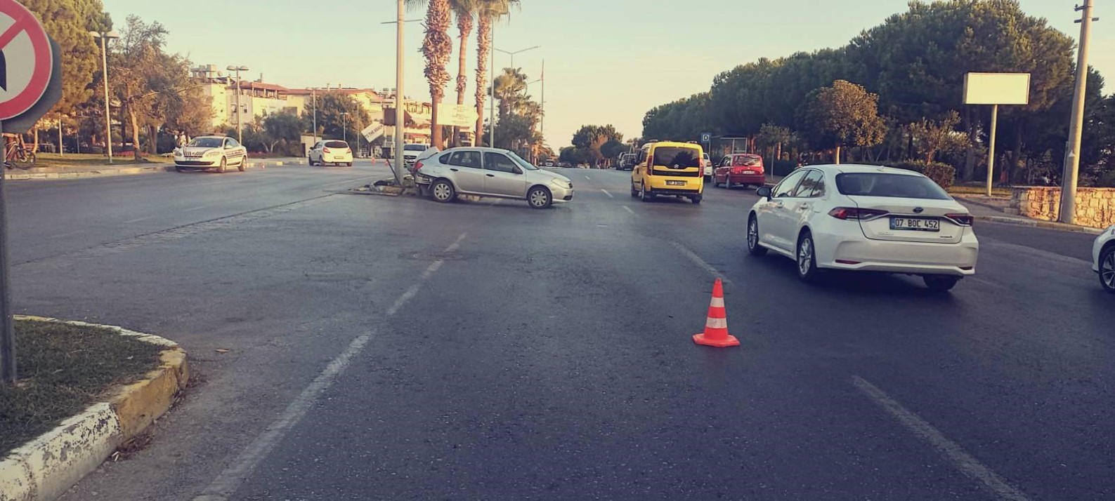 Antalya’da iki otomobil çarpıştı: 2 yaralı
