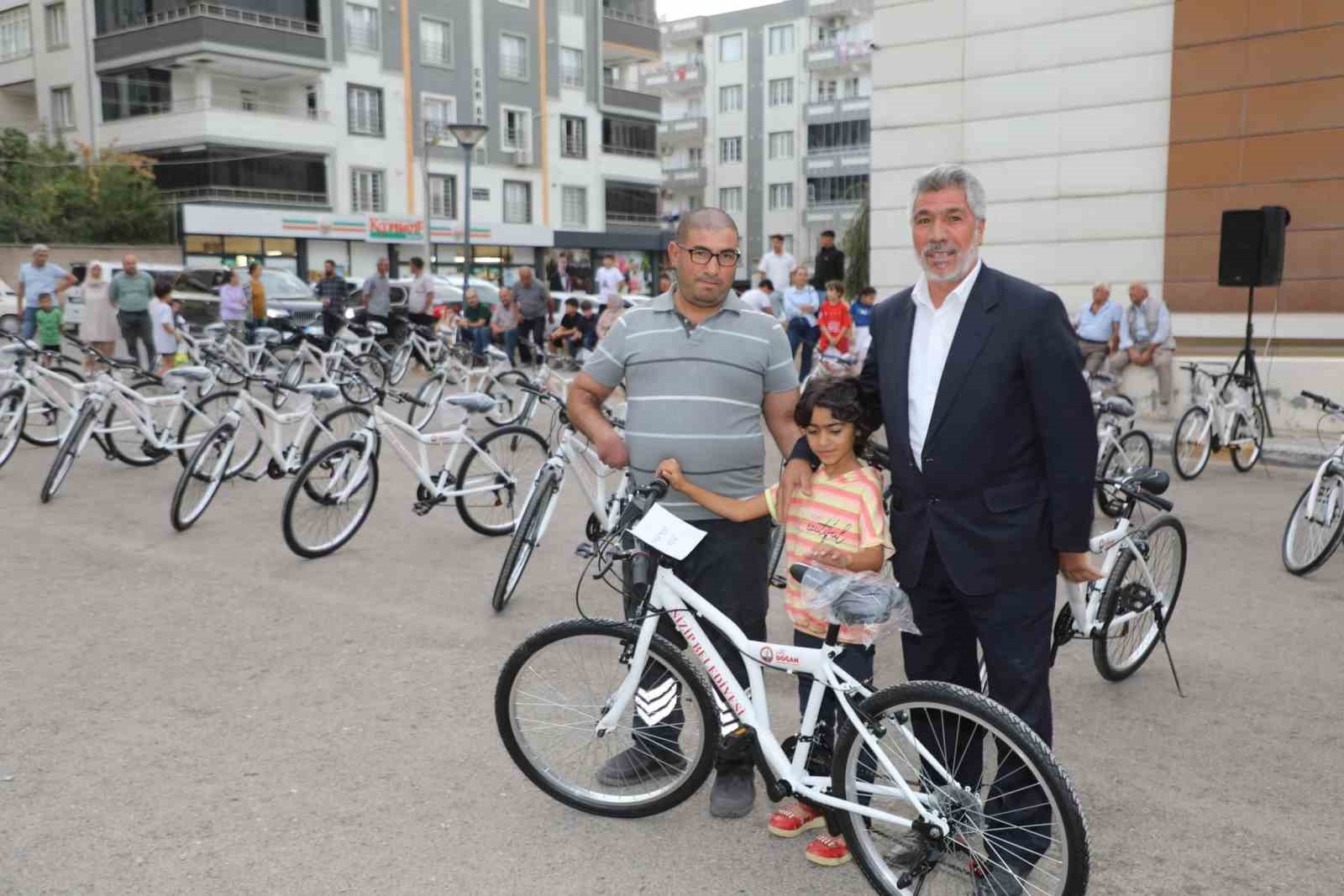 Doğan, başarılı öğrencileri bisikletle ödüllendirdi
