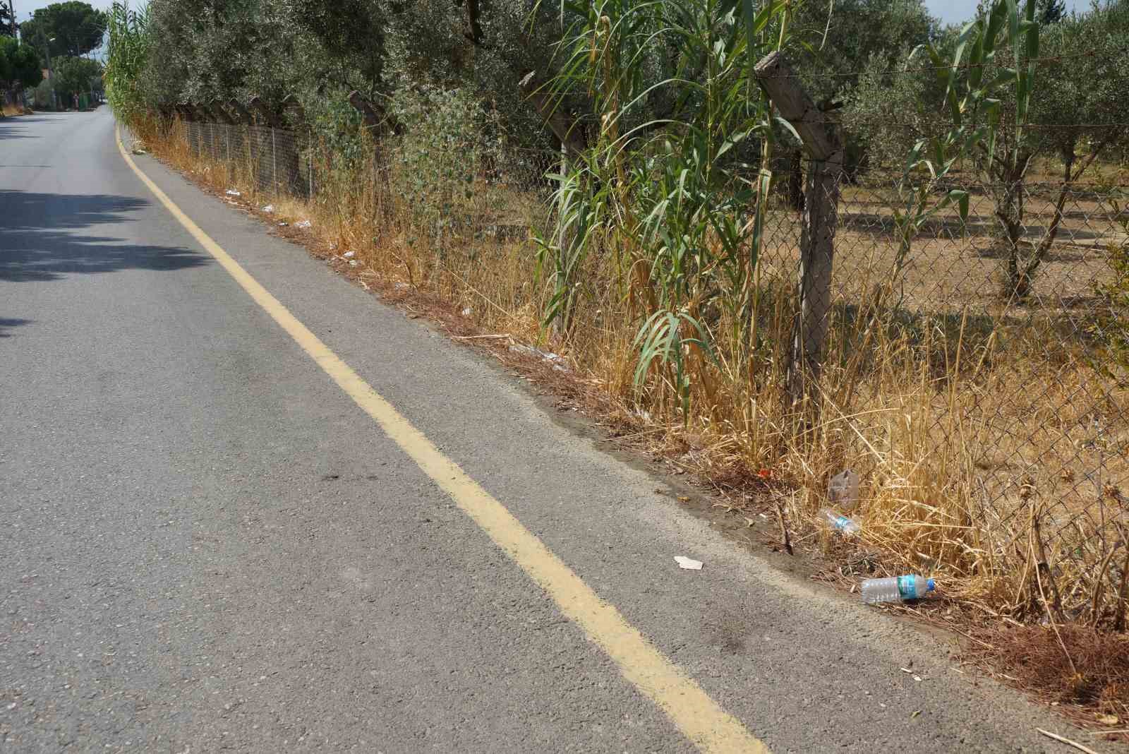 Kızılcaköy Mahallesi’nde yol kenarına atılan çöpler çevreyi kirletiyor
