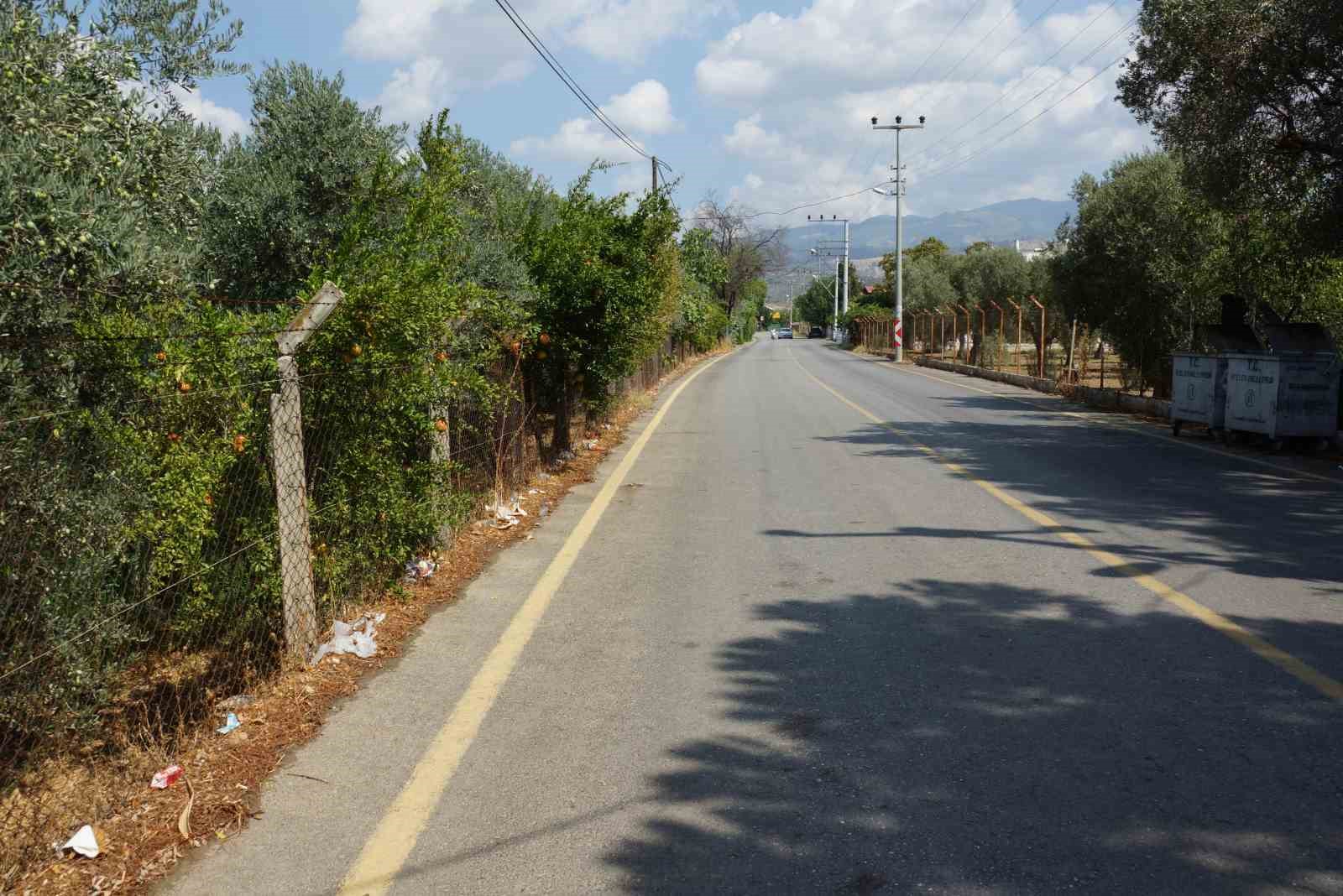 Kızılcaköy Mahallesi’nde yol kenarına atılan çöpler çevreyi kirletiyor
