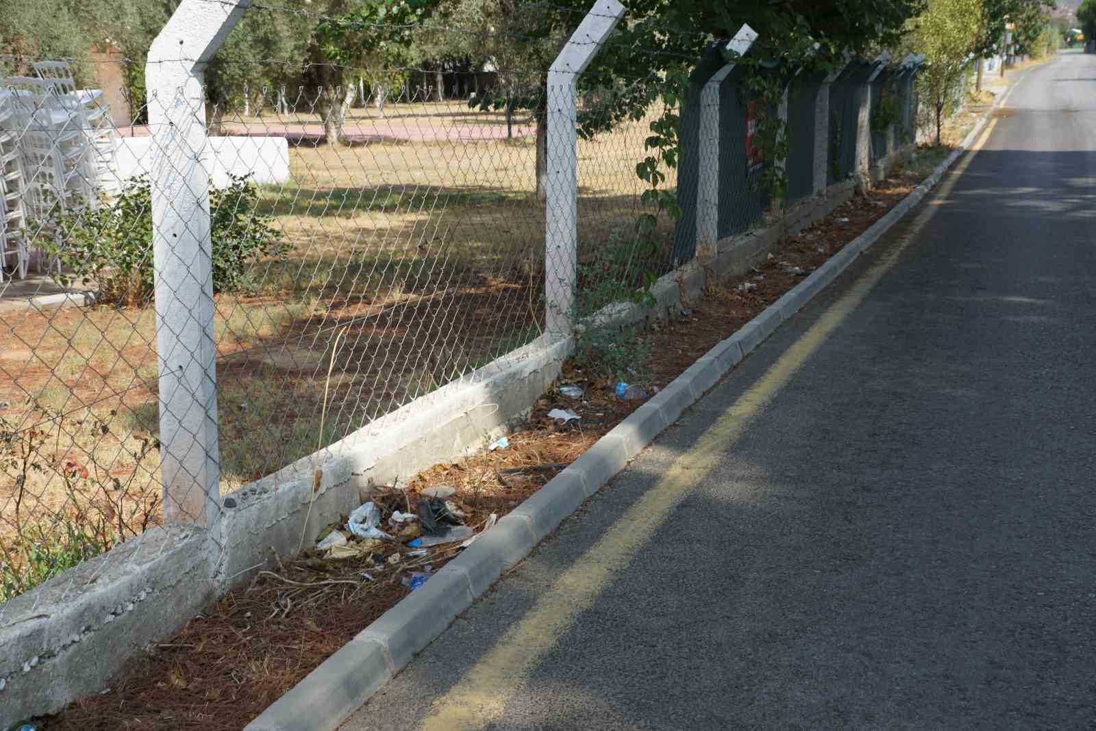 Kızılcaköy Mahallesi’nde yol kenarına atılan çöpler çevreyi kirletiyor
