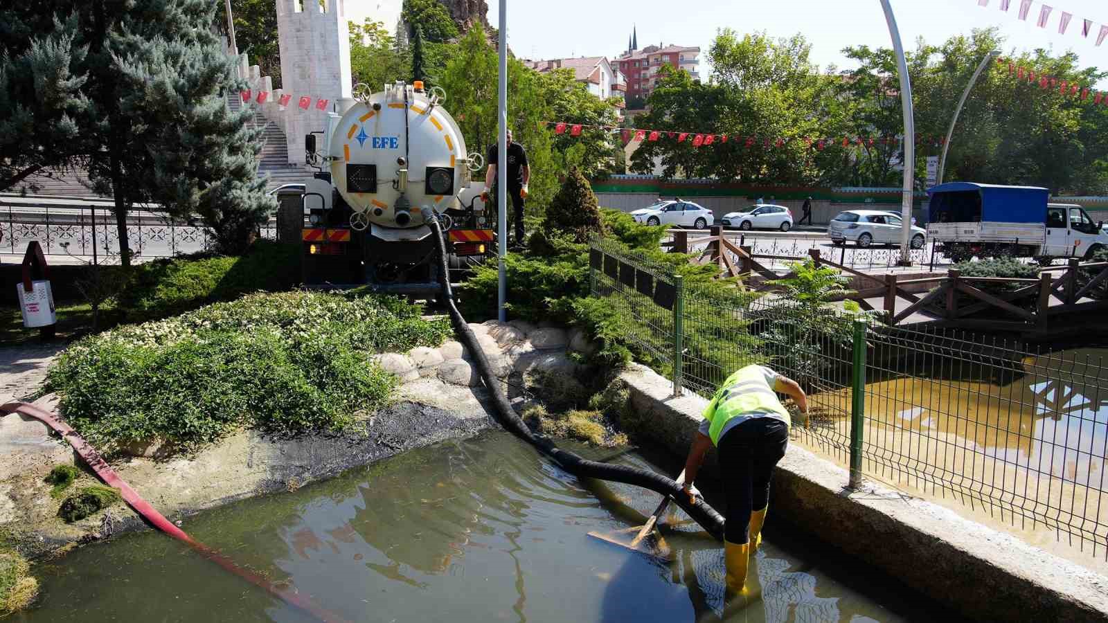 Keçiören Belediyesi parklarda temizlik ve bakım çalışmalarını devam ettiriyor
