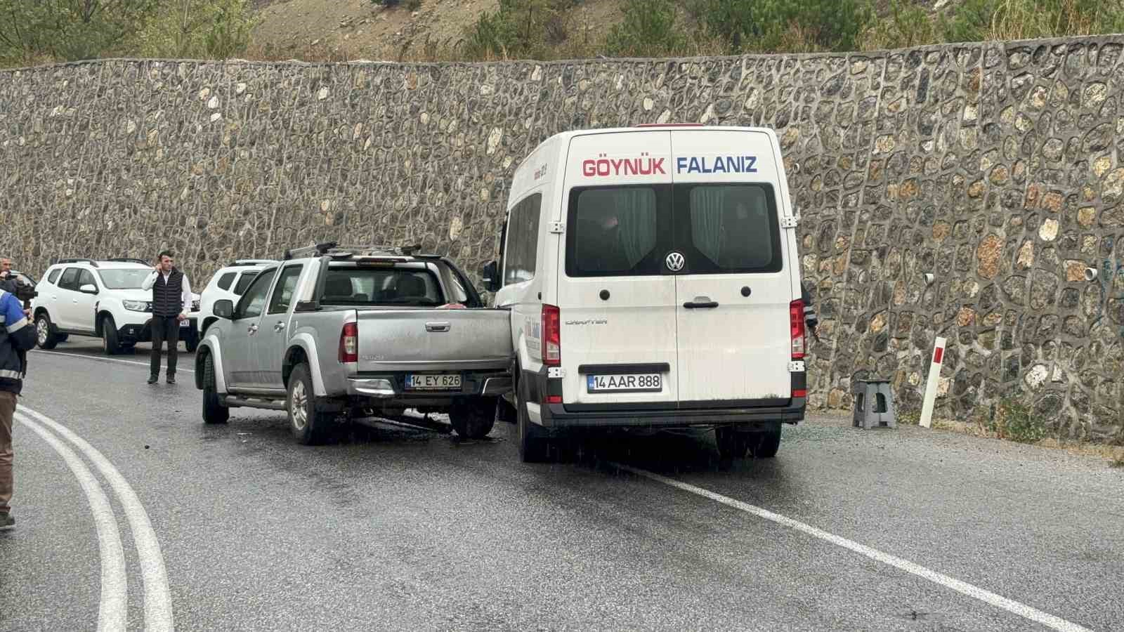 Kazayı haber vermek için yolun kenarında duran otomobile kamyon çarptı: 2 yaralı
