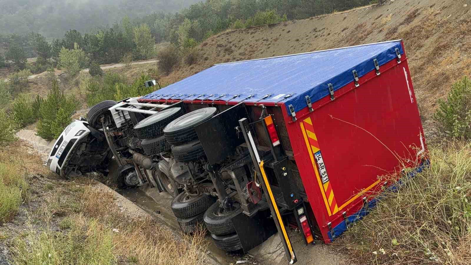 Kazayı haber vermek için yolun kenarında duran otomobile kamyon çarptı: 2 yaralı
