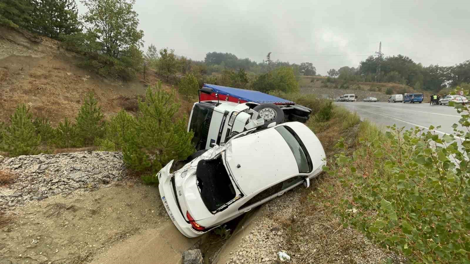 Kazayı haber vermek için yolun kenarında duran otomobile kamyon çarptı: 2 yaralı
