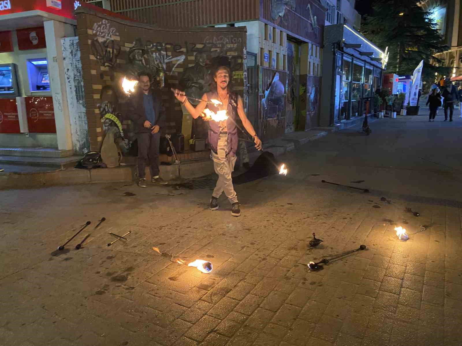 Meşalelerle yapılan akrobatik gösteri geceyi aydınlattı
