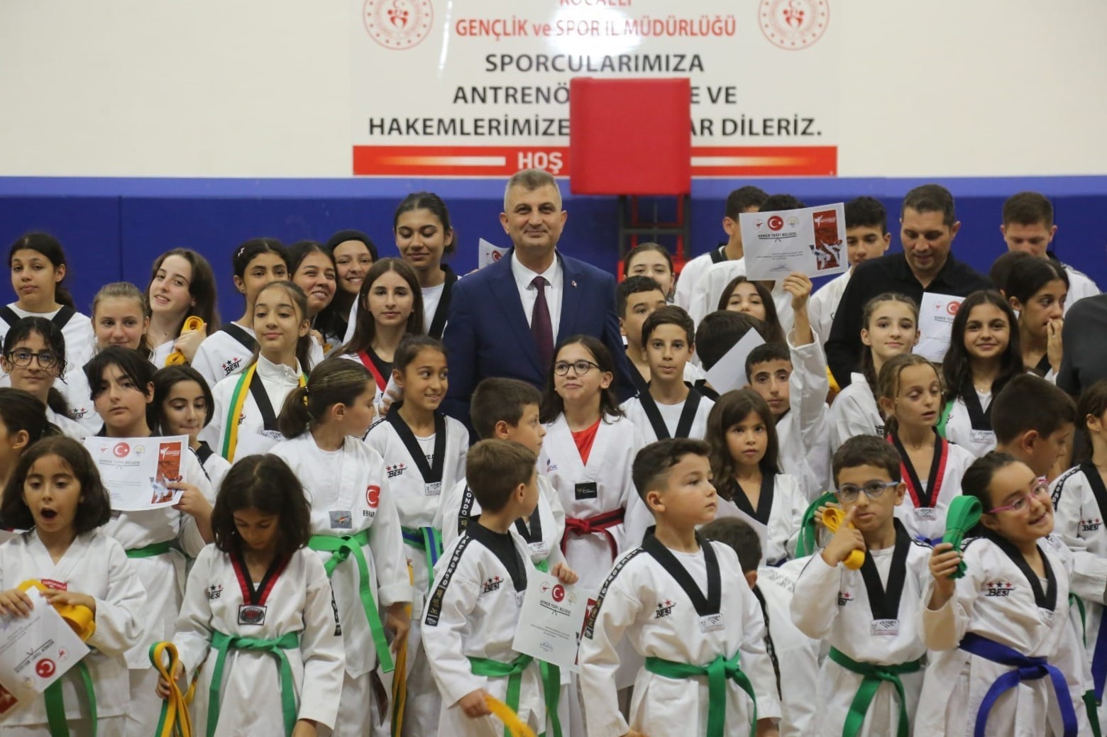 330 minik taekwondocu kuşak atladı
