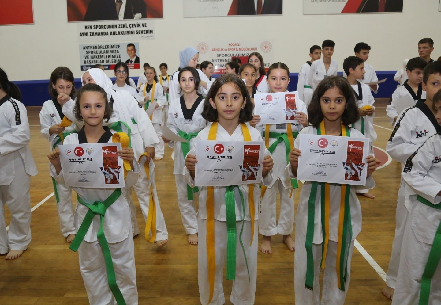 330 minik taekwondocu kuşak atladı
