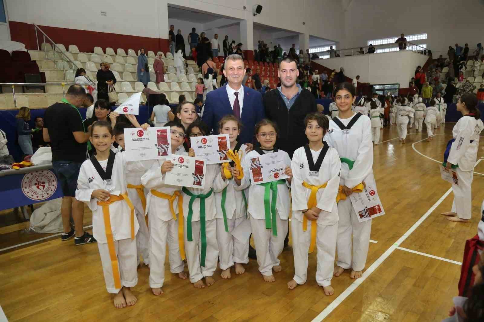 330 minik taekwondocu kuşak atladı
