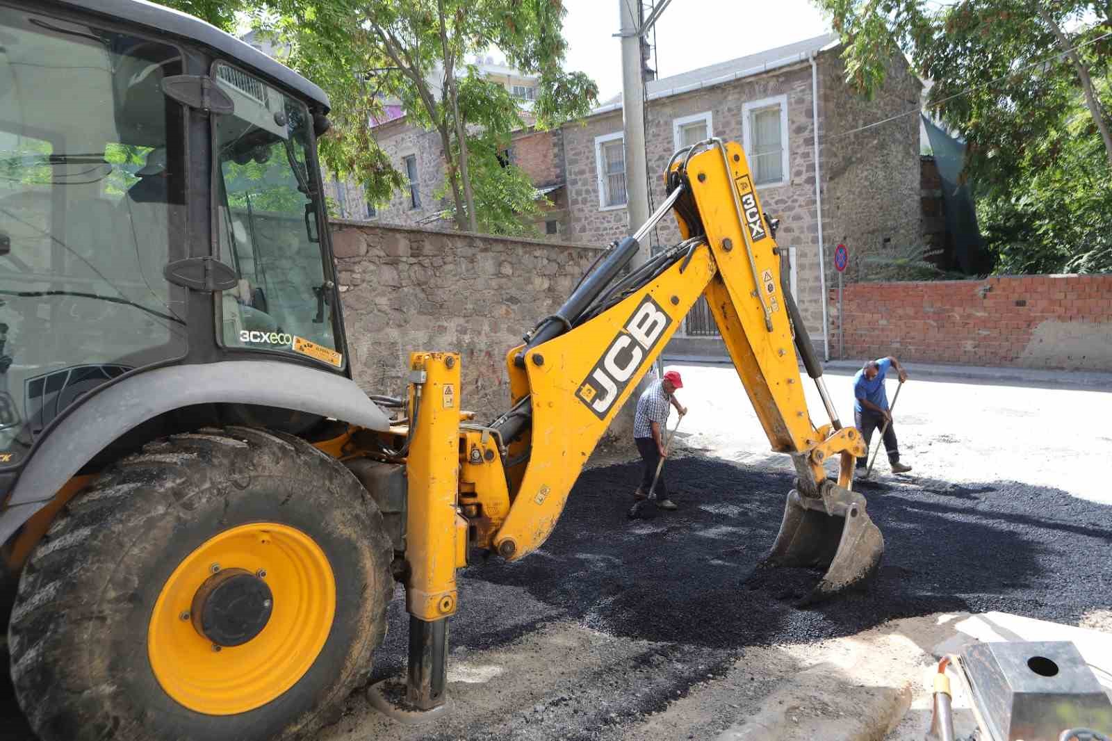 Bayraklı’da yol yenileme seferberliği sürüyor
