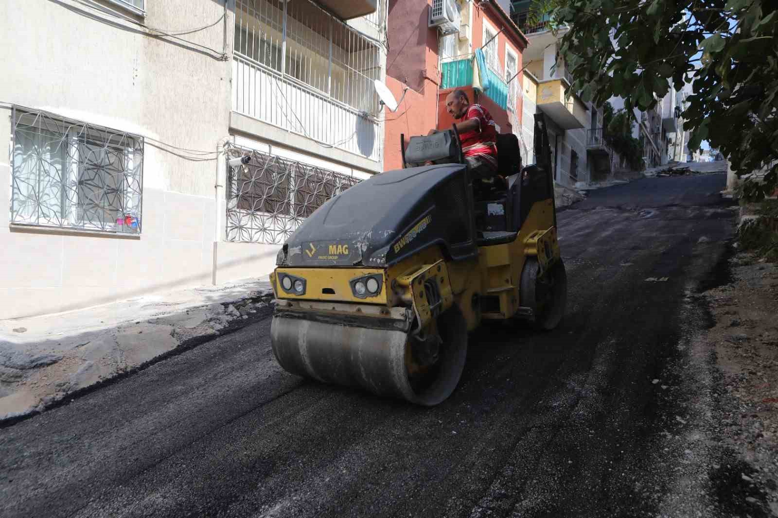 Bayraklı’da yol yenileme seferberliği sürüyor
