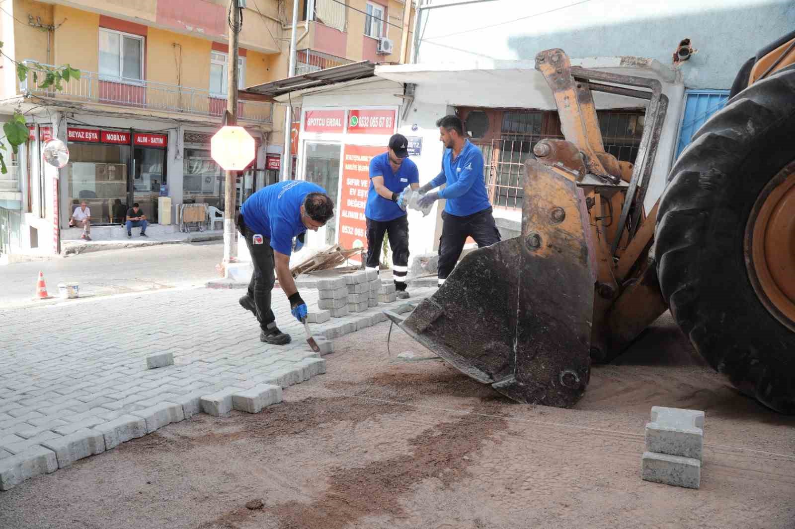 Bayraklı’da yol yenileme seferberliği sürüyor
