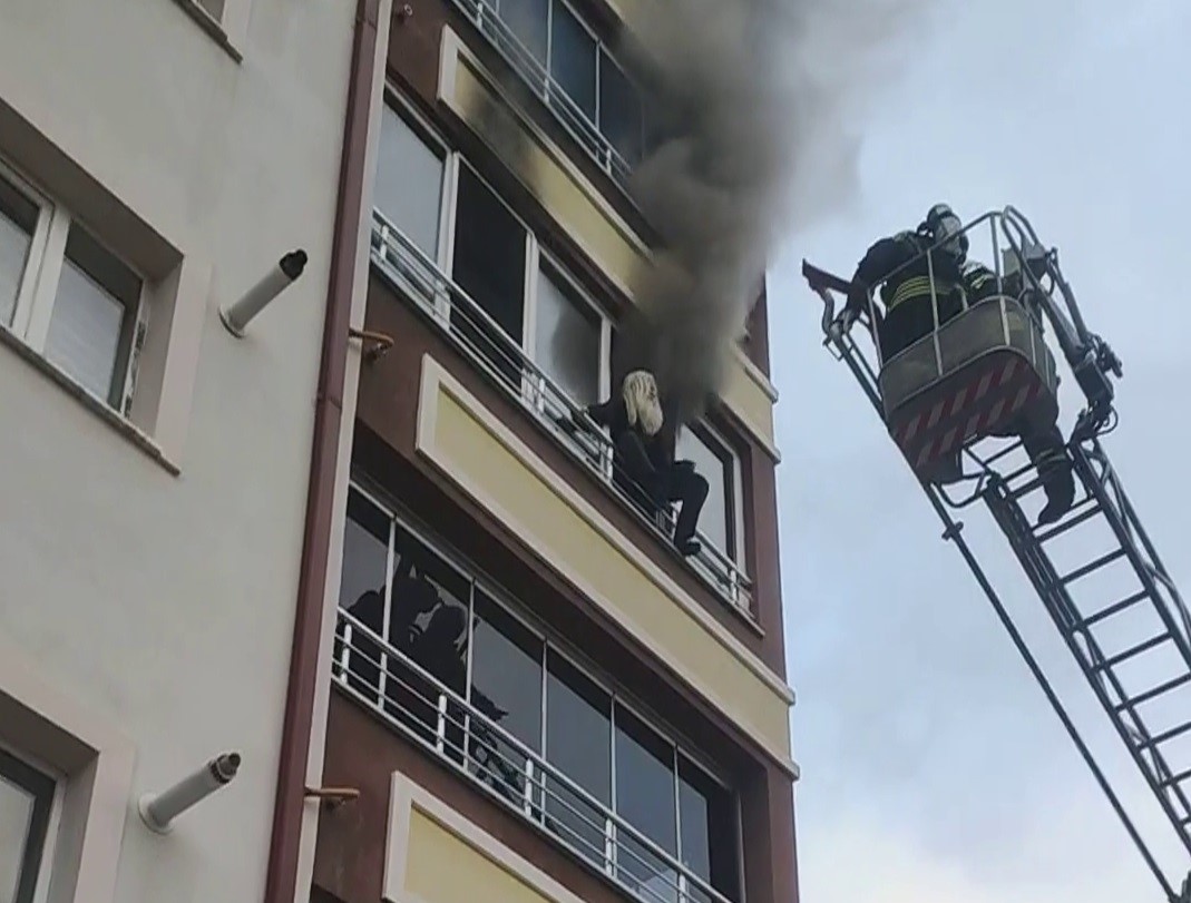 Canını zor kurtardı, pencereye çıkıp böyle yardım bekledi
