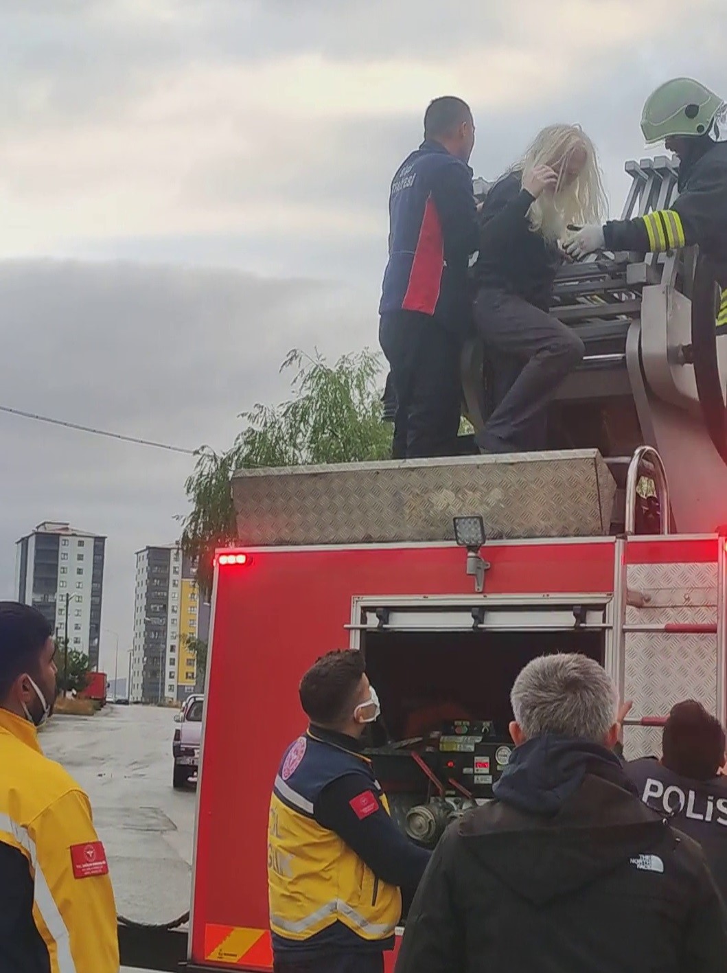 Canını zor kurtardı, pencereye çıkıp böyle yardım bekledi
